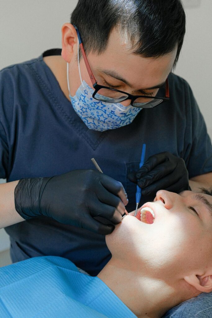 dentysta 1 Czy implanty zębów bolą podczas leczenia i po? Fakty i mity