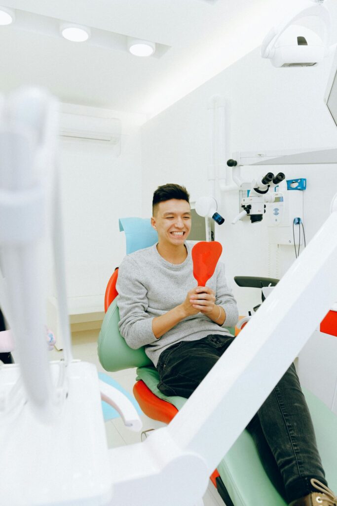 dentysta 2 Czy implanty zębów bolą podczas leczenia i po? Fakty i mity