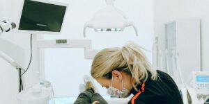 Znieczulenie zęba ile trwa i co wpływa na jego działanie