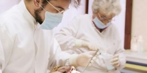 Estetyka uśmiechu – sprawdzone sposoby na poprawę wyglądu zębów