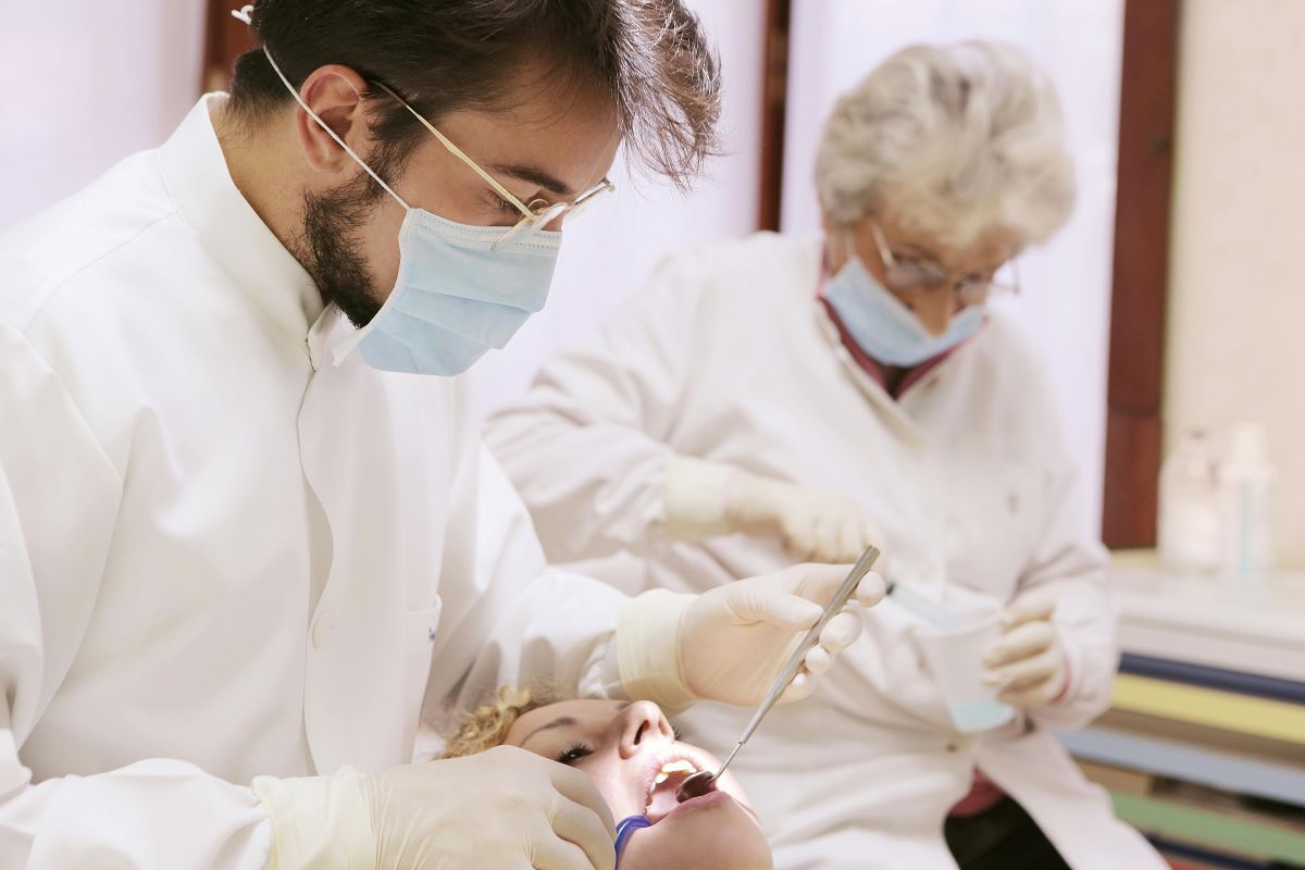 dentysta 16 Estetyka uśmiechu – sprawdzone sposoby na poprawę wyglądu zębów