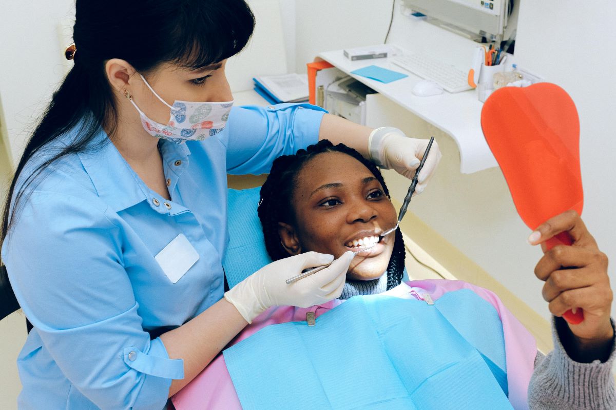 dentysta 30 Chirurgiczne usunięcie ósemki – kiedy się wykonuje i na czym polega